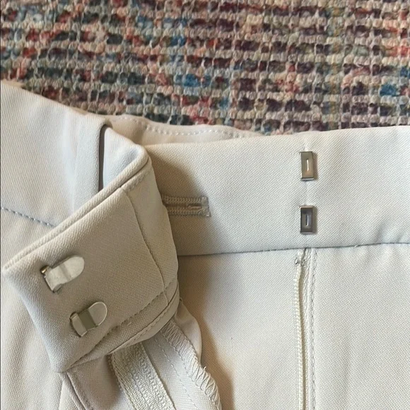 Abercrombie & Fitch Sloane ultra High Rise Pleated Shorts in Light Taupe - Picture 4 of 9